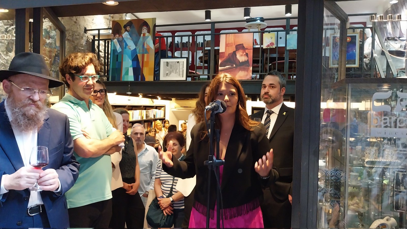 Actuación musical en la inauguración de la exposición Am Israel Jai, con las obras al fondo.