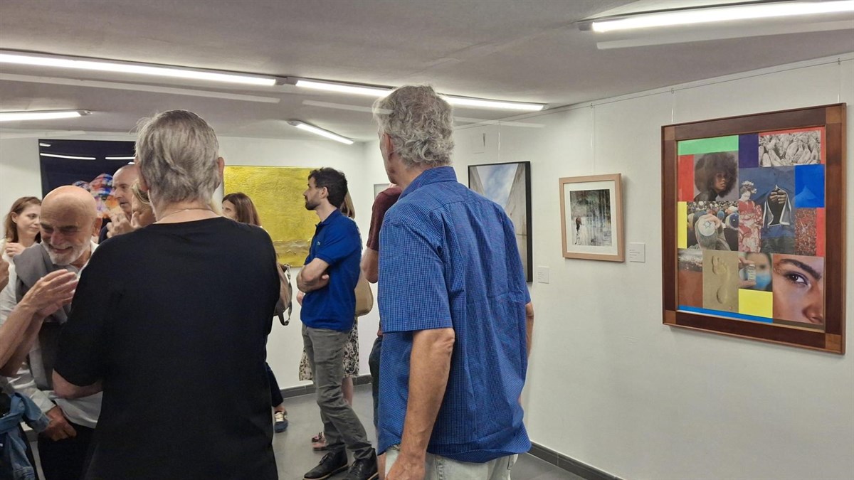 Público ante las obras en una de las salas de la exposición Am Israel Jai.