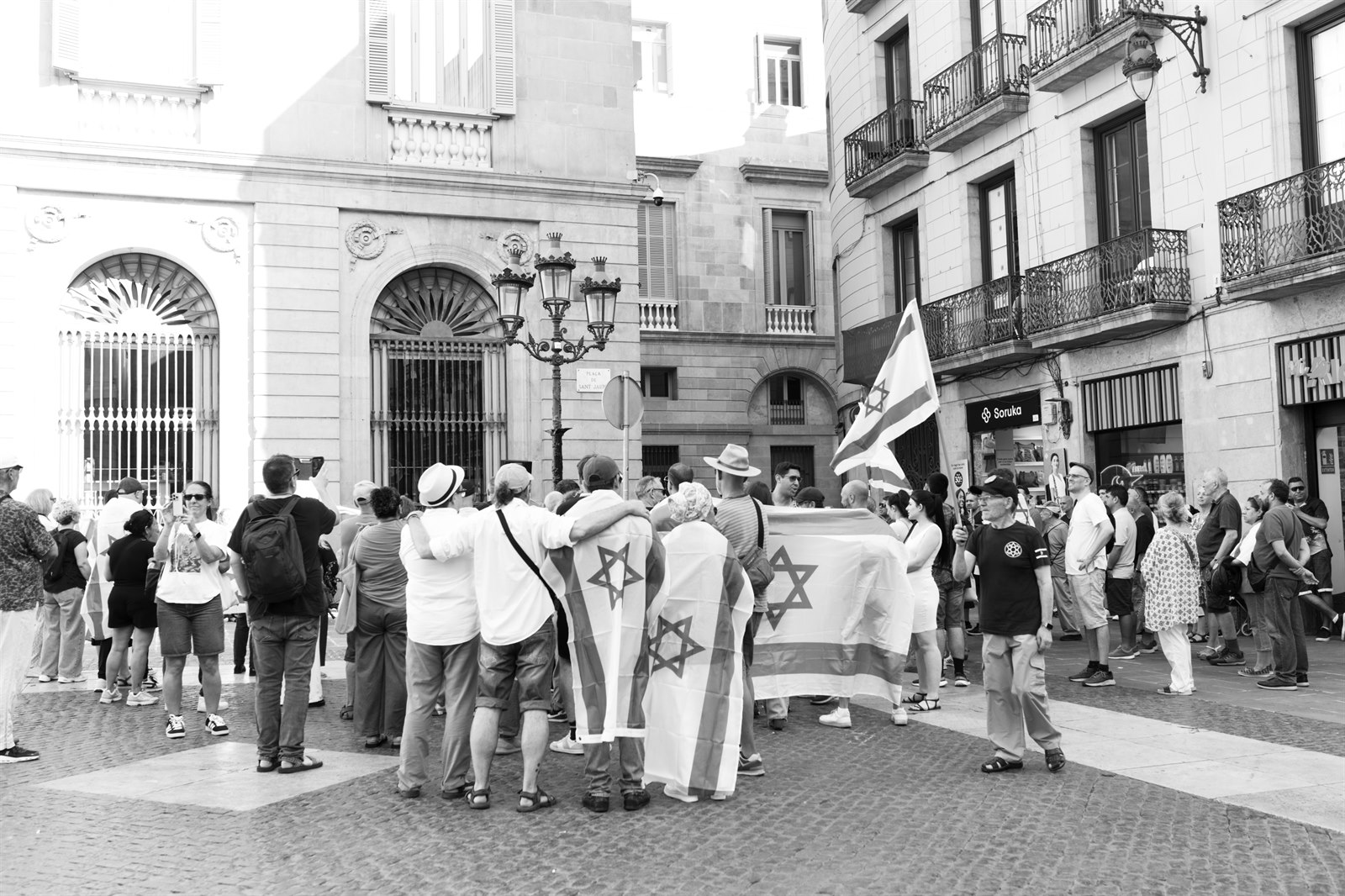 Concentración con banderas en la plaza de Sant Jaume de Barcelona.