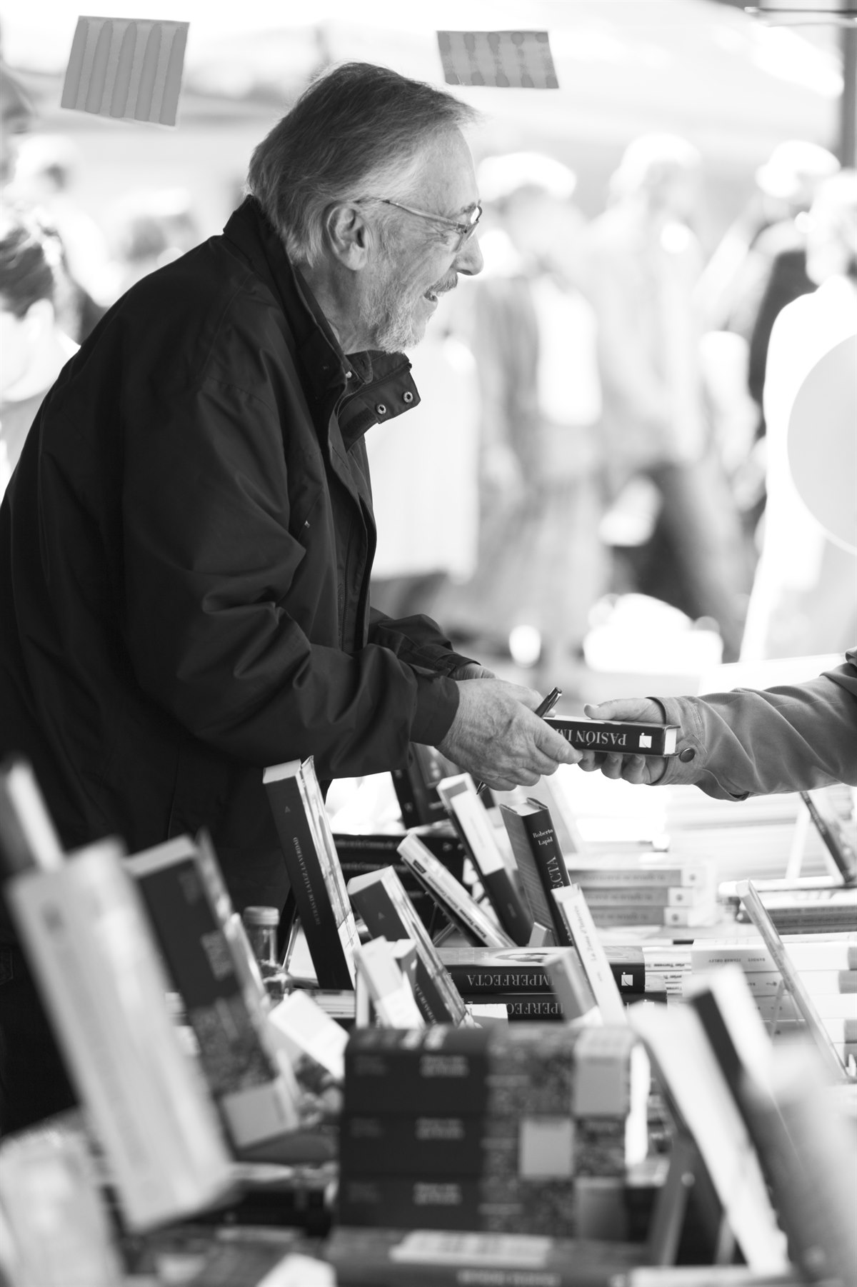 Puesto de libros durante la diada de Sant Jordi.